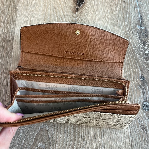 MICHEAL Kors Tote Bag - Picture 2 of 4